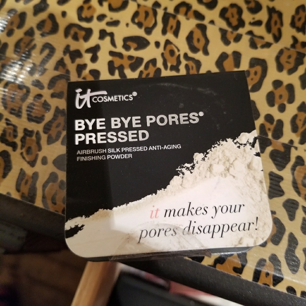 It cosmetics bye bye pores powder